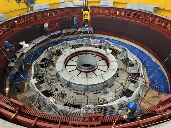 工作人怨佚在对机组定子进行洗濯查抄，作者：苟继林.jpg